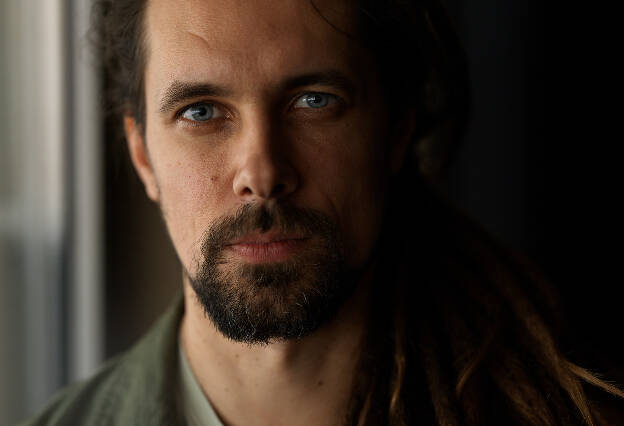 Portrait, Businessportrait, Nahaufnahme, Mann mit Bart und Dreadlocks Rastazöpfe