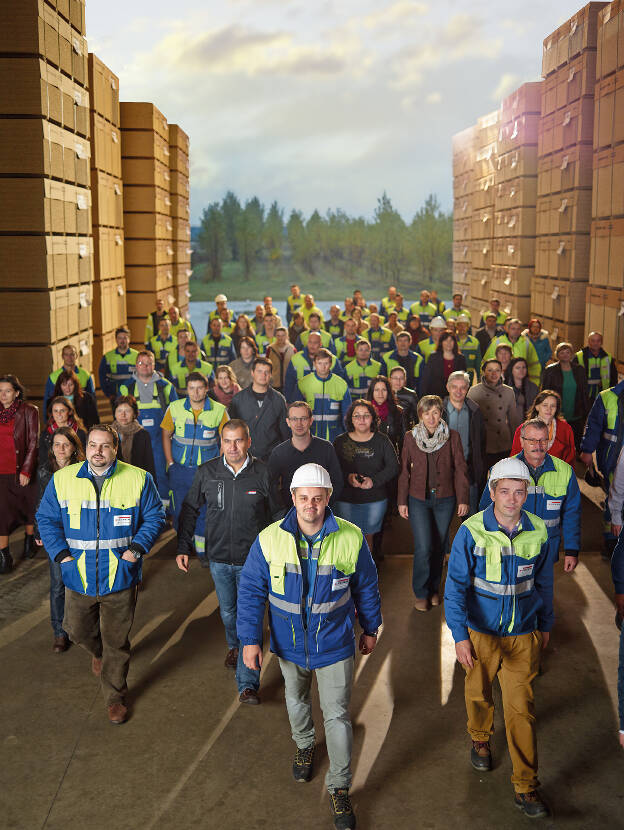 Gruppenfoto von Egger Mitarbeitern in Rumänien, Industriefotografie Christian Vorhofer 