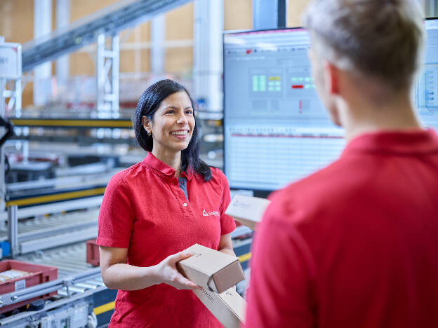 Logistikmitarbeiter im Gespräch-Industriefotografie Christian Vorhofer