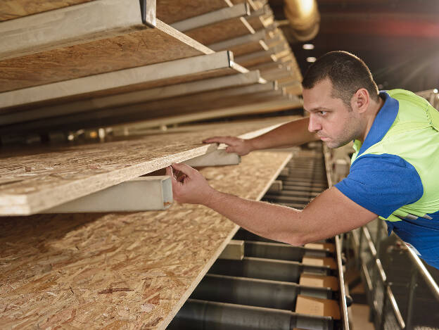Egger Mitarbeiter kontrolliert OSB Platten in einer Produktionsanlage in Rumänien, Industriefotografie Christian Vorhofer