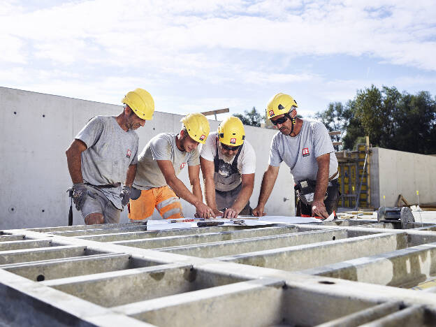 Unternehmensfoto Männer auf Baustelle mit gelben Helmen Rhomberg - Businessfotograf Businessfotografie Christian Vorhofer