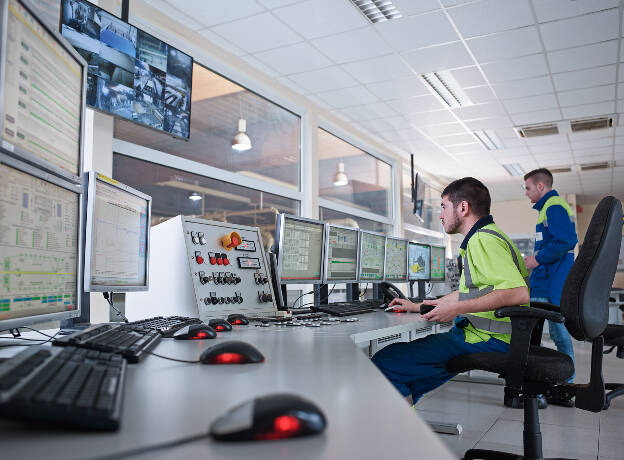 Kontrollzentrale einer Produktionsanlage von Egger in Hexham England, Industriefotografie Christian Vorhofer