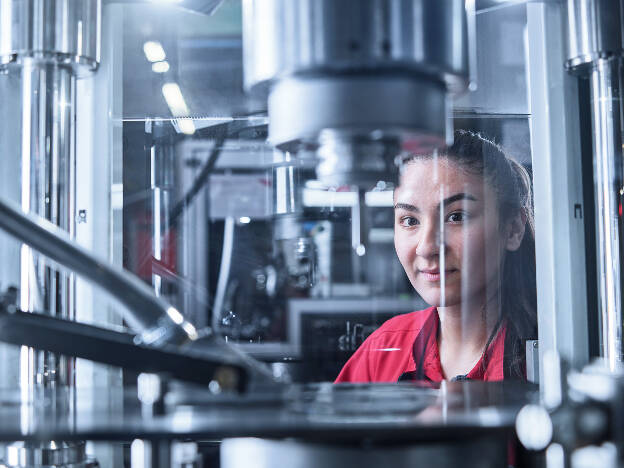 Automatisierung-Kontrollblick-Mitarbeiterin-Industriefotografie Christian Vorhofer