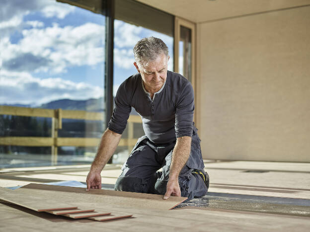 Bodenleger verlegt Egger Fussboden, Industriefotografie Christian Vorhofer 