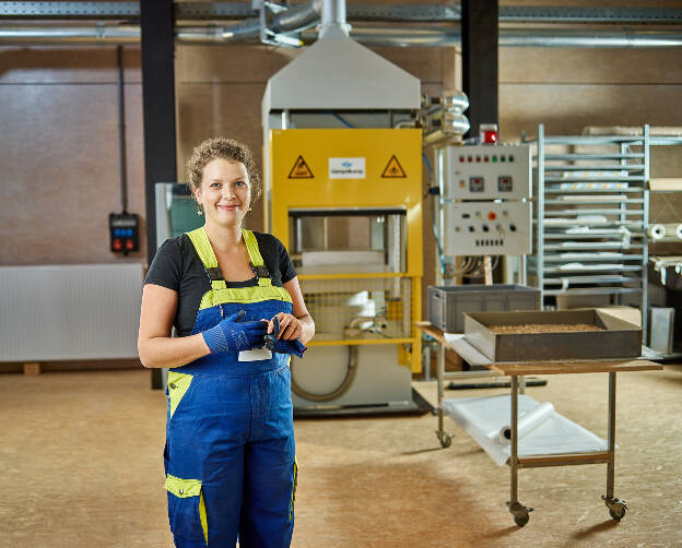 Mitarbeiterin bei Egger in Unterradlberg, Industriefotografie Christian Vorhofer