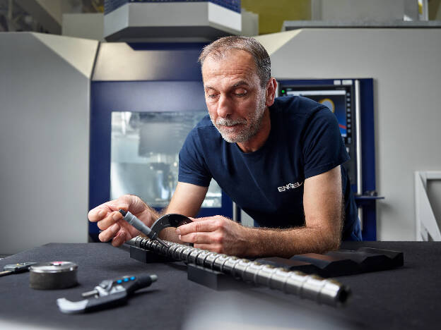 Schneckenfertigung bei Engel, Qualitätskontrolle, Industriefotografie Christian Vorhofer