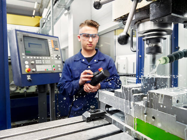 Engel-Austria, Lehrlingswerkstatt, CNC-Maschine-Industriefotografie-Christian Vorhofer
