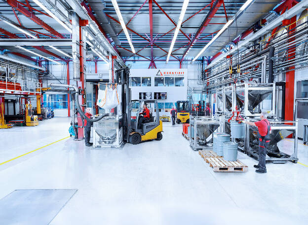 Produktionshalle Materialanlieferung Rohstoffanlieferung-Industriefotografie Christian Vorhofer