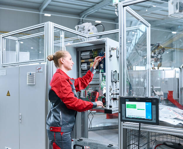 Lehrling, Ausbildung, Roboterfertigung, Industriefotografie Christian Vorhofer, Kunde Thöni