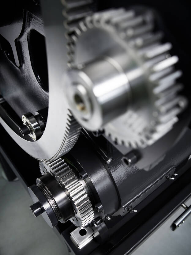 Engel-Austria, Maschinen Details, Zahnräder im Hochformat, Industriefotografie Christian Vorhofer