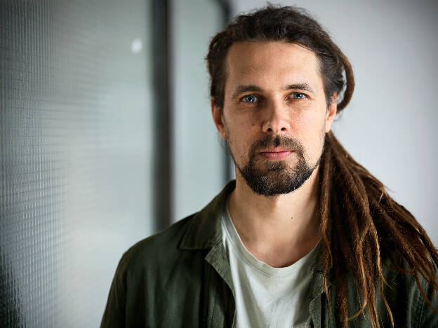 Portrait, Businessportrait, Mann mit Bart und Dreadlocks Rastazöpfe