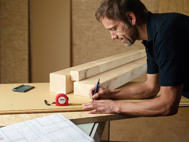 Mitarbeiter markiert mit Bleistift und misst mit einem Rollmeter, Industriefotografie Christian Vorhofer 