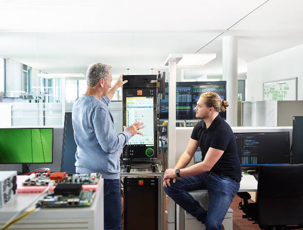 Engel-Austria, Arbeitssituationen Besprechung, Softwareabteilung, Industriefotografie Christian Vorhofer