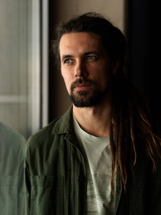 Portrait, Businessportrait, Mann mit Bart und Dreadlocks Rastazöpfe im Hochformat