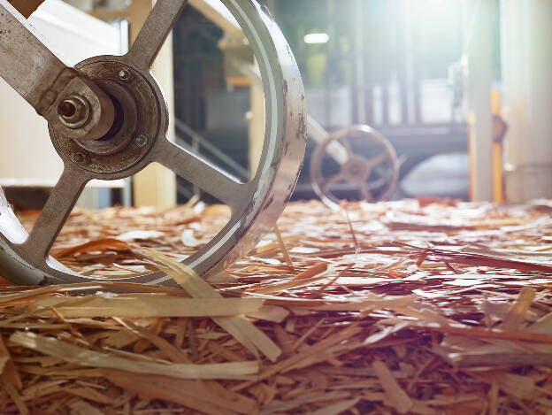 Holzspäne auf Förderband im Eggerwerk in Rumänien, Industriefotografie Christian Vorhofer 