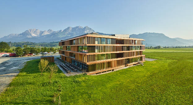Bürogebäude im Morgenlicht, Stammhaus Egger in St. Johann in Tirol, Architekturaufnahme, Industriefotografie Christian Vorhofer