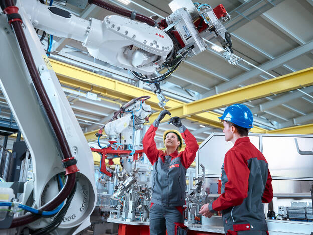 Automatisierung, Ausbildung, Roboterfertigung, Industriefotografie Christian Vorhofer, Kunde Thöni